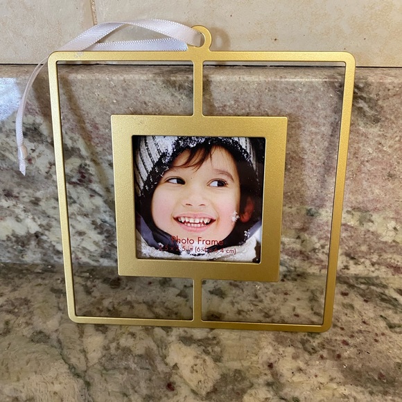 NWT hanging gold frame 2.5x2.5” - Picture 1 of 3